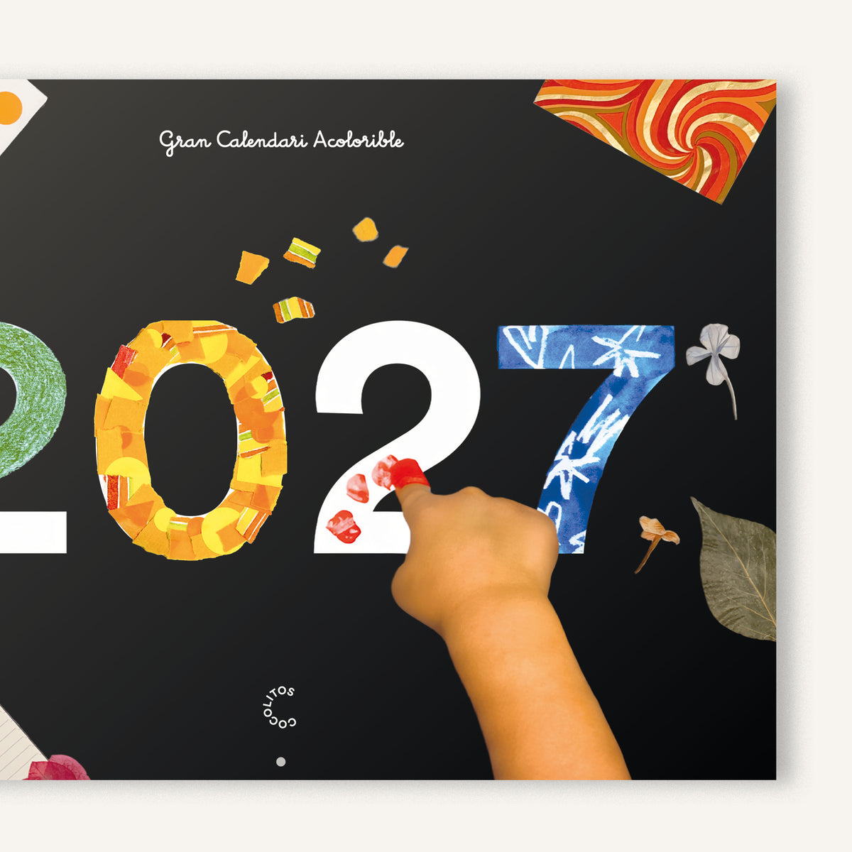 Zoom de la portada del Gran Calendari Acolorible 2027, on s'aprecia la possibilitat d'intervenir el calendari a partir de colors, retalls i pintures.