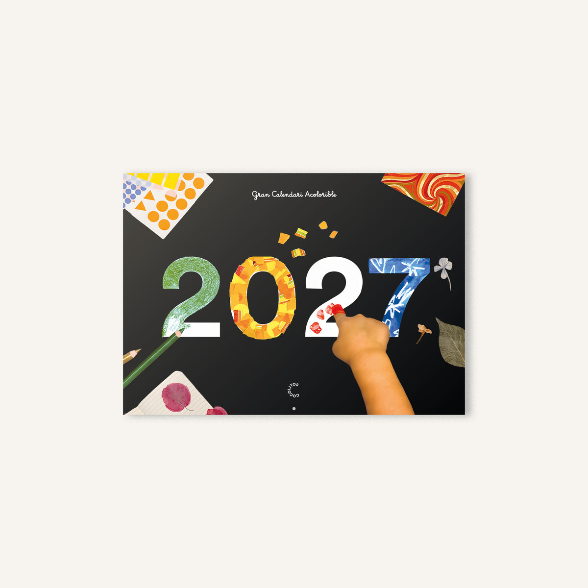 Portada del Gran Calendari Acolorible 2027, on s'aprecia la possibilitat d'intervenir el calendari a partir de colors, retalls i pintures.